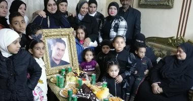 "تورتة ودموع".. أسرة شهيد بورسعيد تحتفل بعيد ميلاده الـ32 بالتزامن مع عيد الشرطة.. الأم: سأظل أحتفل بعريس الجنة حتى مماتى.. الوالد: أنا وابنى الثانى فداءً لمصر.. وأشقاؤه: فضله كبير علينا وهو عايش وهو ميت.. صور