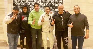 أشرف عبد الباقى وهانى رمزى على مائدة خالد تاج الدين احتفالا بفوز المنتخب