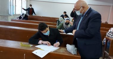 رئيس جامعة بنها يتفقد الامتحانات بكلية العلوم ويشدد على الالتزام بالإجراءات الاحترازية