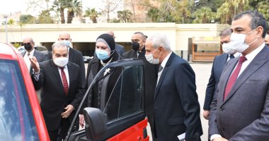 وزيرا "الإنتاج الحربى" و"الصناعة" يتفقدان نموذجا لمركبة بديلة للتوكتوك