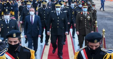 محافظ الإسكندرية يضع إكليل الزهور على النصب التذكارى لشهداء الشرطة 