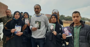 غدر الصحاب.. والدة "محمد" شهيد لقمة العيش بالشرقية تنهار بعد تأجيل محاكمة المتهمين لشهر مارس للمرافعة.. صديقه استدرجه وذبحه بمساعدة آخر لسرقة التوك توك.. الأم: أثق فى قضاء مصر وسأتلقى عزاءه يوم النطق بالحكم