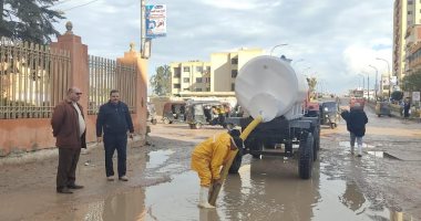 استمرار رفع تراكمات مياه الأمطار بالشوارع والميادين بالبحيرة.. صور