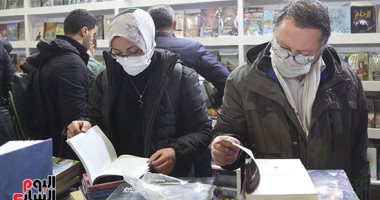 إقبال كثيف من الزوار على معرض القاهرة الدولى للكتاب فى اليوم الأول للجمهور