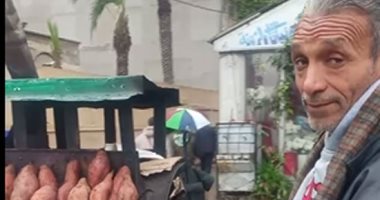 "دفا فى عز الشتا.. "عم محمد" أشهر بائع بطاطا بالإسكندرية جاء من الصعيد منذ 40 سنة