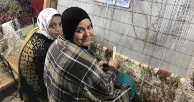 الإيد الشغالة بتعمّر.. سيدات قرية حانوت بالغربية يبدعن فى غزل السجاد اليدوى بمشروعات حياة كريمة.. ناهد: تعلمت المهنة لحبى فى العمل ولأجل أبنائى والمبادرة دعمتنا.. وصباح: اكتسبت الخبرة لمساعدة زوجى المريض