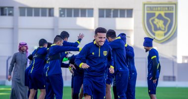 شاهد.. استقبال لاعبي التعاون السعودي لمصطفى فتحي فى التدريبات