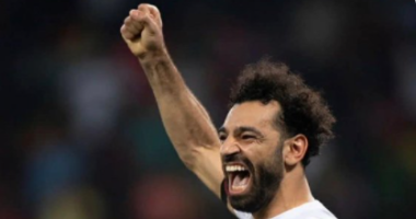 محمد أبو جبل يحتفل بتأهل المنتخب بصورة مع محمد صلاح