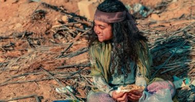 بطانية على الأرض ورغيف عيش.. الطفلة "زينة" جسدت حياة أطفال الشوارع بجلسة تصوير 
