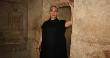 الأمريكية آمون ستار تنتهى من تصوير أول كليب داخل هرم أمنمحات الأسود بدهشور.. صور