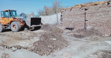 مدينة أرمنت تزيل 6 مخالفات تعدى على الأراضي الزراعية غرب الأقصر.. صور