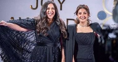 رامى رضوان مغازلا زوجته دنيا وشقيقتها إيمى: "قمرات.. ربنا يسعدكم ويديم الضحكة"