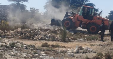 إزالة وتنفيذ 20 حالة تعدٍ على 4258 متر أراضى زراعية بإسنا فى الأقصر.. صور