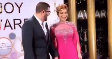 لحظات رومانسية بين أصالة وزوجها فى حفل توزيع جوائز JOY AWARDS.. فيديو وصور