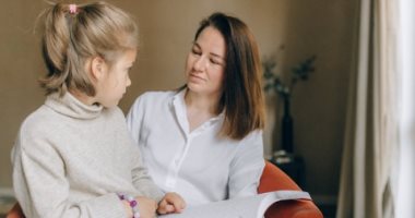 إزاى تشجع طفلك على قراءة الكتب فى وقت فراغه؟.. اسحب الموبايل من قدامه