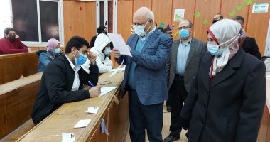 رئيس جامعة بنها يتابع الامتحانات ويؤكد على تطبيق الإجراءات الاحترازية