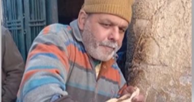 التجارة الربحانة مع ربنا.. سندوتش بطاطس وكفتة دون مقابل أمام مسجد السيدة نفيسة