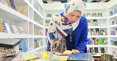 سارة درويش توقع كتابها "عزيزى رفعت" فى معرض القاهرة الدولى للكتاب