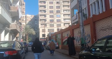 أولياء الأمور أمام اللجان فى أول أيام امتحان الشهادة الإعدادية بالمنيا.. لايف
