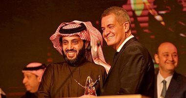 المستشار تركى آل الشيخ يكرم حمادة إسماعيل عن موسم الرياض ومهرجان JOY AWARDS