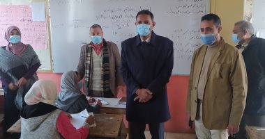 مدير تعليم الجيزة يتفقد لجان امتحانات الإعدادية ويوجه بارتداء الكمامة