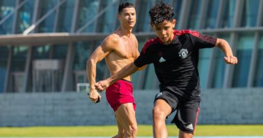 ابن الوز.. كريستيانو رونالدو يلعب الكرة مع ابنه ويؤكد: "الحاضر والمستقبل"