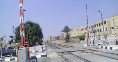 دفن جثة شاب صدمه قطار أثناء عبوره شريط السكة الحديد بالبدرشين