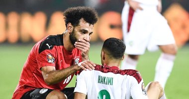 الصحف العالمية تبرز مواساة لاعبي المنتخب المصري للمغربي بعد انتهاء المباراة.. صور