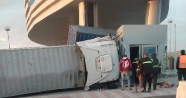إصابة سائق فى حادث انقلاب سيارة نقل أعلى الطريق الأوسطى بأكتوبر 