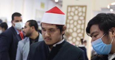 حكاية طالب أوزباكى يبهر زوار معرض الكتاب بالتلاوة من مصحف الأزهر بطريقة برايل