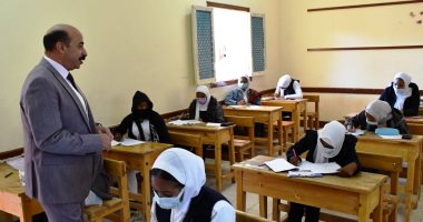 طلاب الشهادة الإعدادية بأسوان يشكون طول أسئلة امتحان العلوم