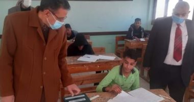 مدير تعليم البحر الأحمر يتفقد امتحان الصف الثالث الإعدادي 2022 