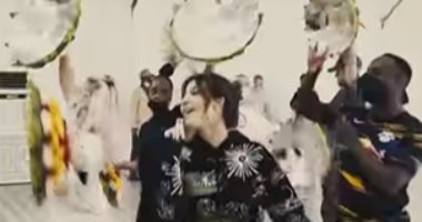نانسى عجرم تستعرض جزءا من كواليس تدريباتها مع الراقصين على أغنيتها الأخيرة
