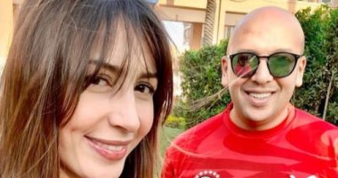 جنات مع زوجها بتيشرت منتخبي مصر والمغرب.. قبل مباراة المنتخبين ببطولة أفريقيا