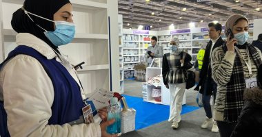 توعية بأهمية اللقاح وتعقيم للأيدى وارتداء للكمامة فى معرض الكتاب