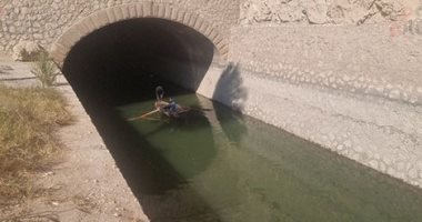 "نفق المياه العجيب" فى سوهاج.. حفره المصريون بأيديهم فى عهد الملك فؤاد الأول.. عمره 94 سنة وطوله 1200 متر وارتفاعه 10 أمتار.. حفر فى عمق الجبل لرى 115 ألف فدان فى 4 سنوات فقط.. صور وفيديو