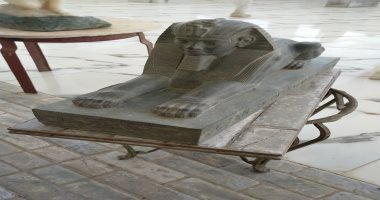 كأنها حقيقية.. فنان ينجح فى نحت مجسمات لتماثيل فرعونية بالغربية.. لايف