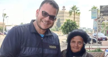 حى ثالث بالإسماعيلية يُكرم عاملة نظافة مُسنة عثرت على هاتف غالى وسلمته.. صور