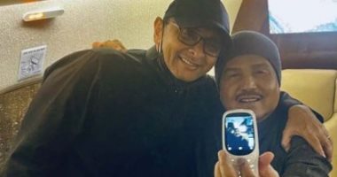 سر استخدام محمد عبده هاتفا موديل قديم بعد تداول صورته مع عبد المجيد عبد الله