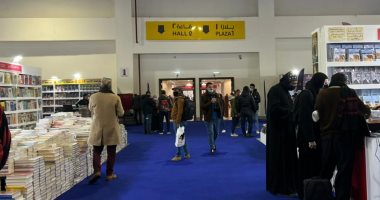 رغم الأمطار.. جمهور معرض الكتاب يتحدى الطقس ويتوافد على مركز مصر للمؤتمرات 