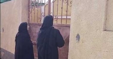 حزن عارم على المقابر فى وداع 7 من أسرة واحدة ضحايا تسرب الغاز .. لايف
