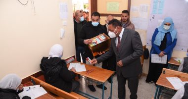 محافظ مطروح يتفقد لجان امتحانات الشهادة الإعدادية.. صور