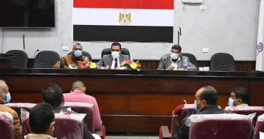 نائب محافظ قنا يشدد على رؤساء القرى بضرورة تشجيع المواطنين لإنهاء إجراءات التقنين