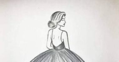 بالقلم الرصاص.. الطفلة "فاطمة " ترسم أسرتها وتنمى موهبتها الفنية 