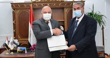 محافظ قنا يكرم المصنف ضمن أفضل علماء العالم فى الفيزياء النووية