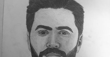 بالقلم الرصاص.. " أنس "يبدع فى رسم المشاهير
