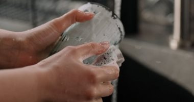 الماء البارد أم الساخن الأفضل فى غسيل الصحون فى الشتاء؟
