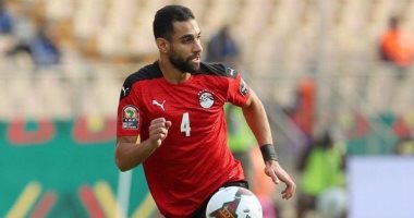 طبيب الأهلى يطمئن على عمرو السولية ولاعبى المنتخب الوطنى