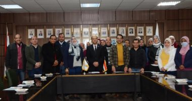 نائب رئيس جامعة أسيوط يكرم فريق عمل متميز بالإدارة العامة للعلاقات العلمية 