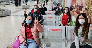 مباراة مصر والكاميرون فى كأس أمم أفريقيا.. مطار القاهرة يودع الجماهير المصرية المغادرة لمؤازرة الفراعنة.. الرحلة مدتها 6 ساعات إلى ياوندى.. و117مشجعا يقضون ليلتهم فى الكاميرون و600 مشجع يغادرون عقب المباراة 
